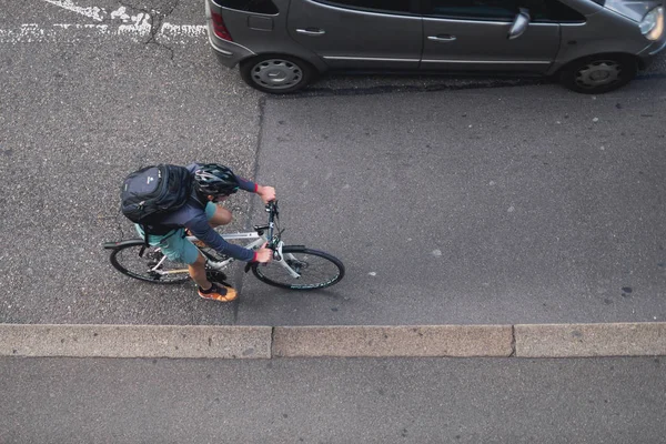 Zurigo, Svizzera - 18 settembre 2017: L'uomo in bicicletta sulla strada della città — Foto Stock