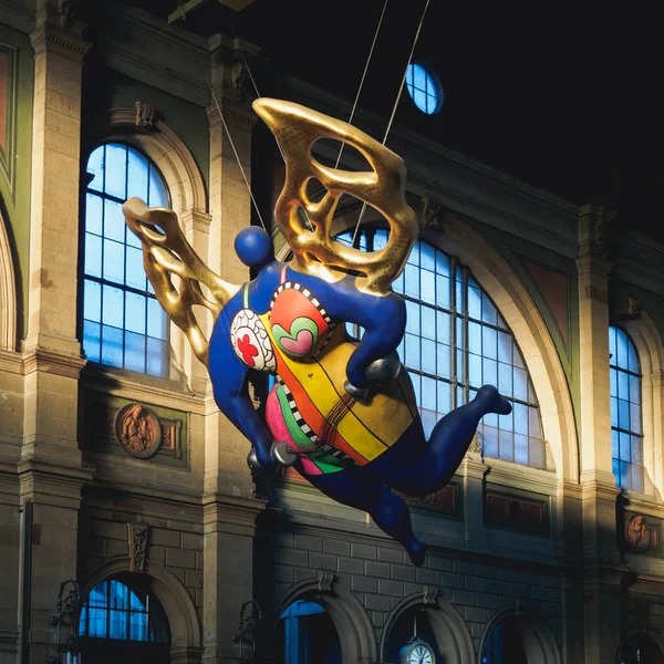 ZURICH - SEPTEMBER 18: Signature art in Zurich central train station, Flying angel balloon, Switzerland — Stock Photo, Image