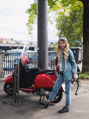 Şehirde kırmızı Motosiklet ile genç kız