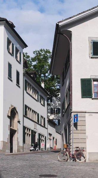 Blick auf die historische Zürcher Innenstadt an einem Sommertag, Schweiz — Stockfoto
