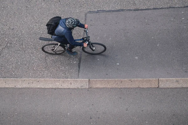 Homme à vélo sur la route de la ville — Photo