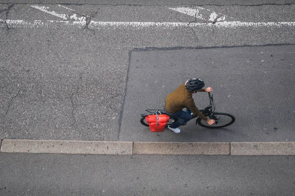 Man ride in bicicletta nella strada della città — Foto Stock