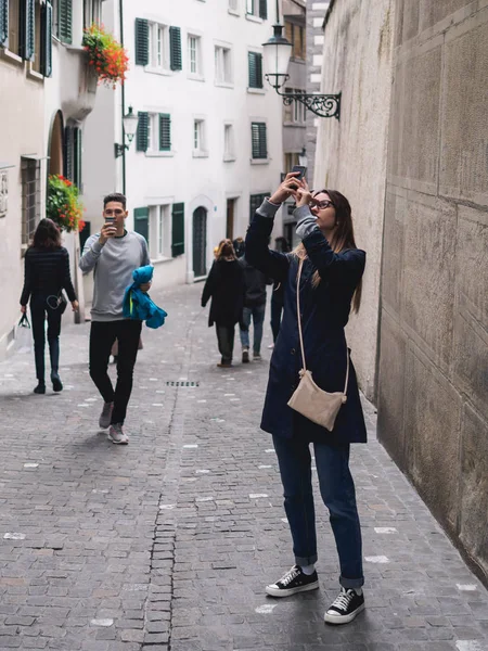 Ragazza e uomo riprese dal telefono cellulare in strada — Foto Stock