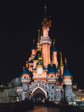 Paris, Fransa - 18 Ocak 2017: Geceleri Disneyland Fireworks'de