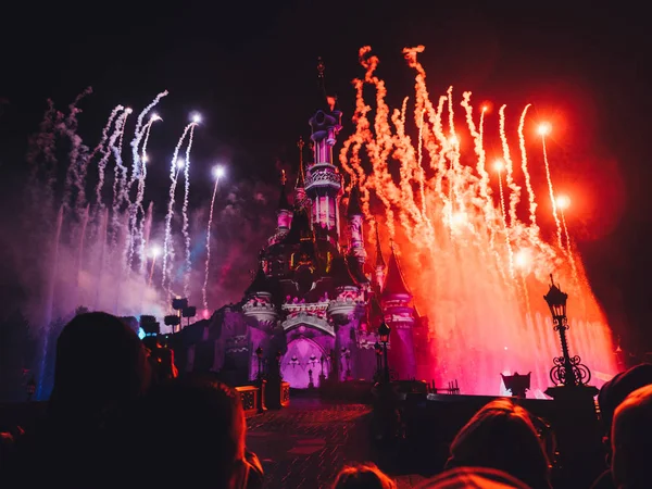 PARIS, FRANCE - JANUARY 18, 2017:  Fireworks in Disneyland at the night — Stock Photo, Image