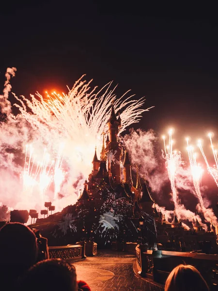 Paris, Frankrike - 18 januari 2017: Fyrverkerier i Disneyland på natten — Stockfoto
