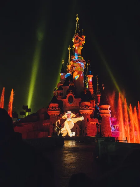 Παρίσι, Γαλλία - 18 Ιανουαρίου 2017: Πυροτεχνήματα στην Disneyland στη νύχτα — Φωτογραφία Αρχείου