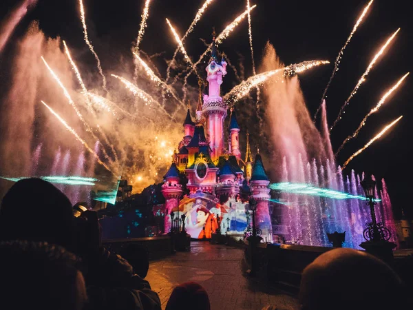 PARIS, FRANCE - 18 JANVIER 2017 : Feux d'artifice à Disneyland la nuit — Photo