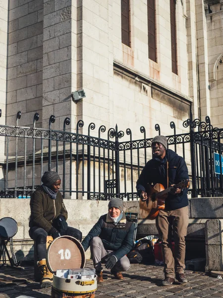 PARIGI, FRANCIA - 19 GENNAIO: musicisti di strada vicino alla Basilica di Sacre Coeur nella giornata invernale. Cattedrale medievale. Basilica del Sacro Cuore — Foto Stock