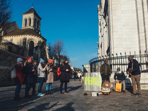 PARIGI, FRANCIA - 19 GENNAIO: musicisti di strada vicino alla Basilica di Sacre Coeur nella giornata invernale. Cattedrale medievale. Basilica del Sacro Cuore — Foto Stock