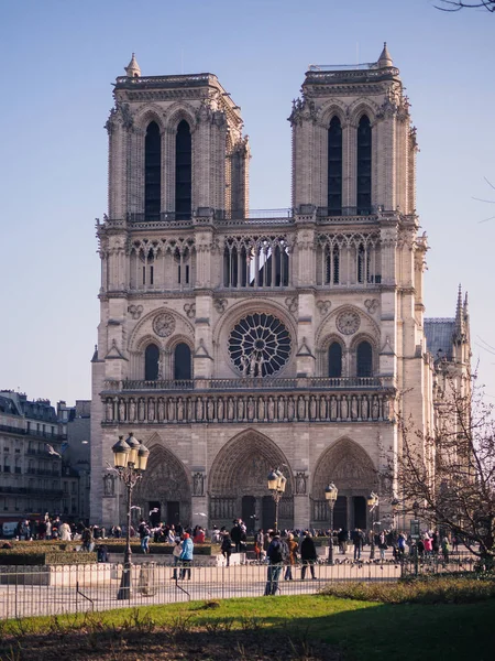 Paris, Francja - 20 stycznia 2017 roku: Na zewnątrz katedry Notre Dame w Paryż, Francja — Zdjęcie stockowe