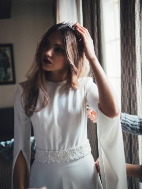 Gelinin şarj olur. Beyaz Avrupa gelinlik taç diadem ile