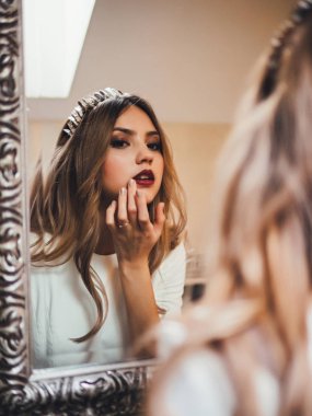 Genç gelin beyaz portresi elbise banyo aynada yakınındaki