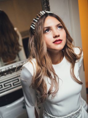 Genç gelin beyaz portresi elbise banyo aynada yakınındaki