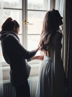 Gelinin şarj olur. Beyaz Avrupa gelinlik taç diadem ile