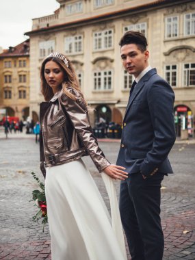 Damat ve gelin Prag tarihi merkezinde. Düğün