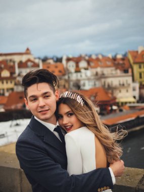 Damat ve gelin charles bridge uygulamasında. Kış Düğün Prag