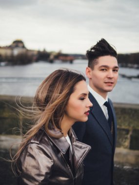 Damat ve gelin charles bridge uygulamasında. Kış Düğün Prag