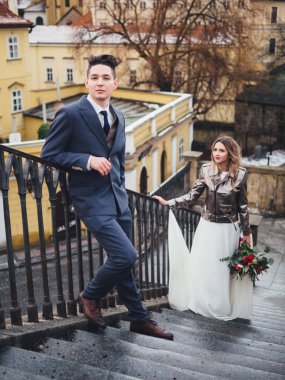 Damat ve gelin charles bridge uygulamasında. Kış Düğün Prag