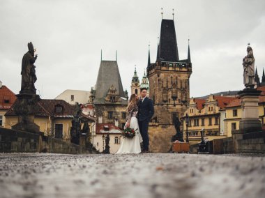 Damat ve gelin charles bridge uygulamasında. Kış Düğün Prag