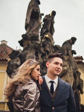 Damat ve gelin charles bridge uygulamasında. Kış Düğün Prag