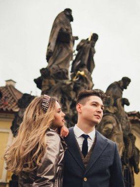 Damat ve gelin charles bridge uygulamasında. Kış Düğün Prag