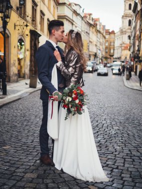 Damat ve gelin Prag tarihi merkezinde. Düğün