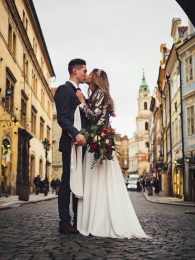Damat ve gelin Prag tarihi merkezinde. Düğün