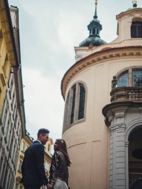 Damat ve gelin Prag tarihi merkezinde. Düğün