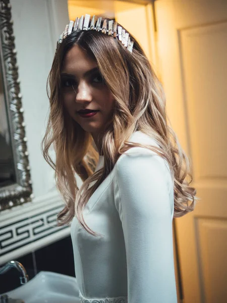 Портрет молодої нареченої біла сукня біля дзеркала у ванній — стокове фото