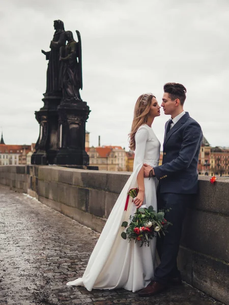 Damat ve gelin charles bridge uygulamasında. Kış Düğün Prag
