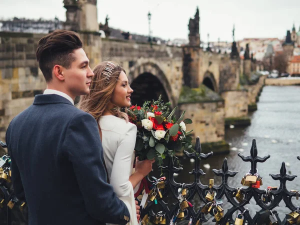 Damat ve gelin charles bridge uygulamasında. Kış Düğün Prag