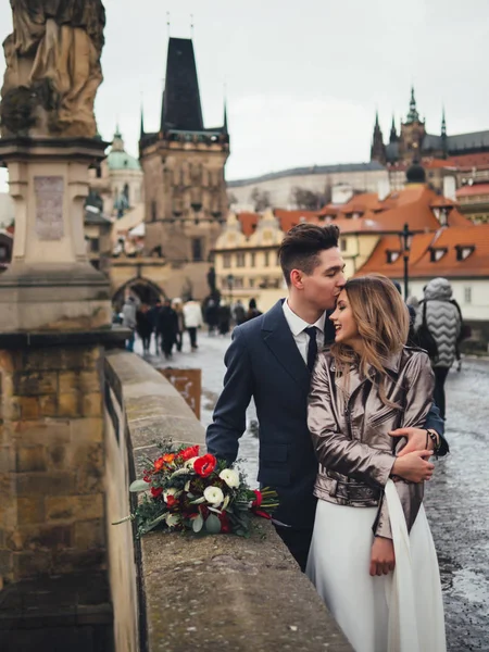 Damat ve gelin charles bridge uygulamasında. Kış Düğün Prag