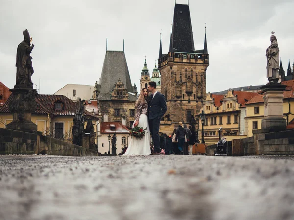 Groom and bride in charles bridge. winter wedding in Prague — Stock Photo, Image