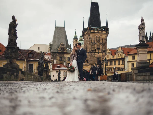Damat ve gelin charles bridge uygulamasında. Kış Düğün Prag