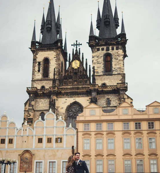 Ženich a nevěsta v historickém centru Prahy. Svatba — Stock fotografie