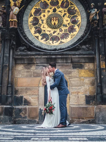 Damat ve gelin Prag tarihi merkezinde. Düğün