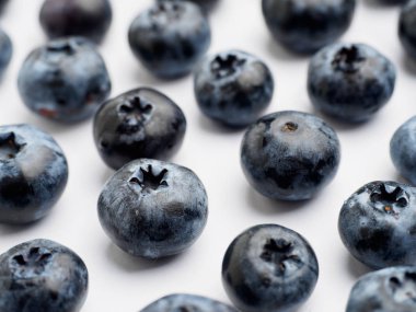 Beyaz arka plan üzerinde pek çok yaban mersini. izole