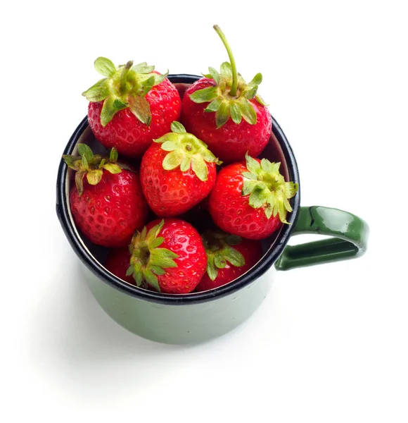 Fresh strawberries in enamel mug isolated on white — Stock Photo, Image