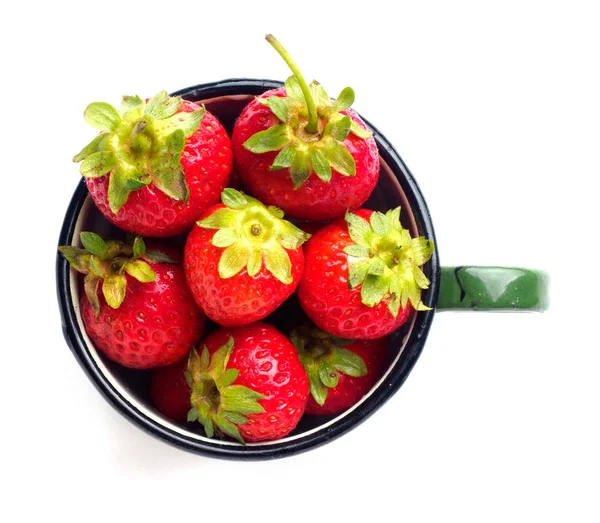 Fresh strawberries in enamel mug isolated on white — Stock Photo, Image