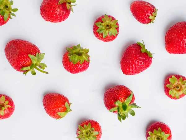 Seamless pattern with strawberry. Tropical abstract background. Strawberry on the white background — Stock Photo, Image