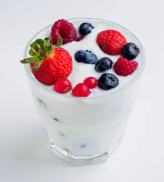 Glass with berries in milk. isolated background — Stock Photo, Image