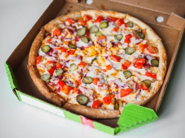 Cheeseburger pizza teslim karton kutu beyaz tablo içinde