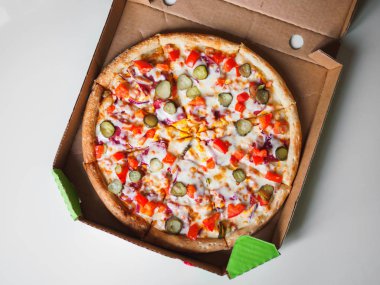 Cheeseburger pizza teslim karton kutu beyaz tablo içinde