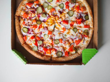 Cheeseburger pizza teslim karton kutu beyaz tablo içinde