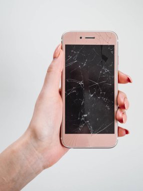 Arka plan beyaz cam ekran gül Smartphone el kırık,