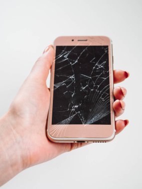 Arka plan beyaz cam ekran gül Smartphone el kırık,