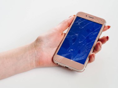 Arka plan beyaz cam mavi perde-in gül smartphone el kırık,