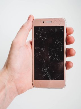 Arka plan beyaz cam ekran gül Smartphone el kırık,