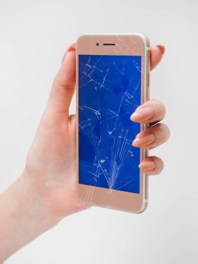 Arka plan beyaz cam mavi perde-in gül smartphone el kırık,